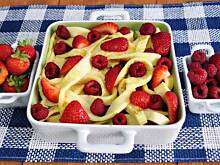 Fot. MIENTA, Naleśnikowa zapiekanka z malinami i truskawkami