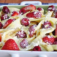 Naleśnikowa zapiekanka z malinami i truskawkami