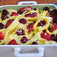 Naleśnikowa zapiekanka z malinami i truskawkami