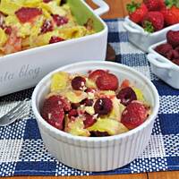 Naleśnikowa zapiekanka z malinami i truskawkami