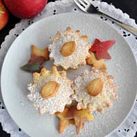 Kruche babeczki z musem jabłkowym