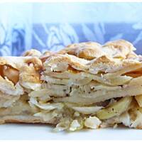 Cebulowo - jabłkowa pieczeń z ciasta francuskiego