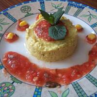 Mus z bakłażana i kurczaka z pomidorowo-miętowym sosem.