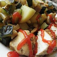 Filet z kurczaka w potrawce z cukinii i pieczarek.