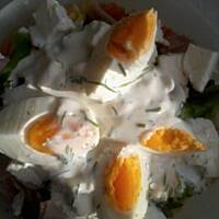 sałatka z brokułem i makaronem