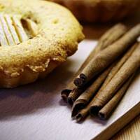 Babeczki z połówkami jabłek