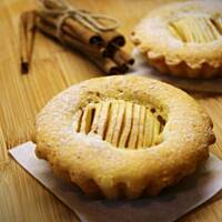 Babeczki z połówkami jabłek