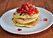 Fot. MIENTA, Malinowo-bananowe pancakes z truskawkową salsą