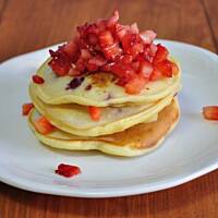 Malinowo-bananowe pancakes z truskawkową salsą