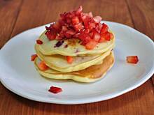 Fot. MIENTA, Malinowo-bananowe pancakes z truskawkową salsą