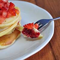 Malinowo-bananowe pancakes z truskawkową salsą