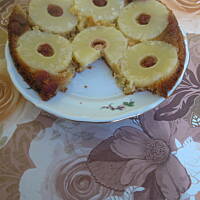 Odwrócony placek ananasowy z kandyzowanymi truskawkami