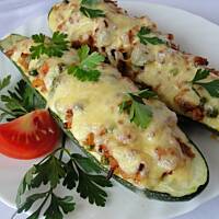 Faszerowana cukinia z mięsem i groszkiem