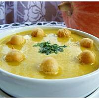 Dyniowy krem z brzoskwiniową poświatą