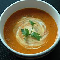 Czerwona zupa krem z zapiekanych warzyw