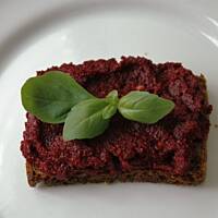 Grzanki z pastą z buraczków i orzeszków pinii