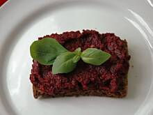 Fot. Gintruś, Grzanki z pastą z buraczków i orzeszków pinii