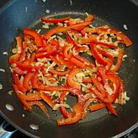 Paprykowo – dyniowa potrawka wołowa z makaronem ryżowym