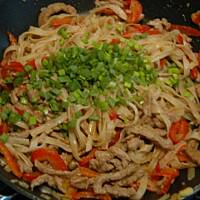 Paprykowo – dyniowa potrawka wołowa z makaronem ryżowym