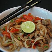 Paprykowo – dyniowa potrawka wołowa z makaronem ryżowym