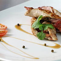 Faworki wieprzowe z boczkiem i szynką Szwarcwaldzką