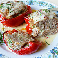 Papryka faszerowana mięsem i ryżem z sosem   śmietankowym