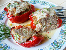 Fot. Mama - Różyczki, Papryka faszerowana mięsem i ryżem z sosem   śmietankowym