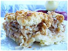 Fot. OstraNaSłodko, Grubo tarta szarlotka z waniliową bezą