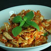 Kokardki z kurczakiem w sosie paprykowo – bazyliowym