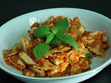 Fot. Gintruś, Kokardki z kurczakiem w sosie paprykowo – bazyliowym