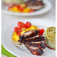 Delikatna polędwica zapiekana w makowej panierce z kalafiorowym puree i sałatką koktajlową