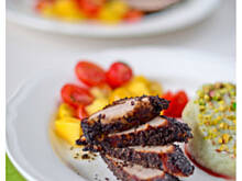 Fot. komarek, Delikatna polędwica zapiekana w makowej panierce z kalafiorowym puree i sałatką koktajlową