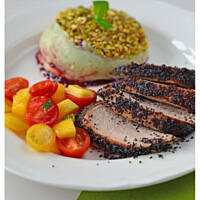 Delikatna polędwica zapiekana w makowej panierce z kalafiorowym puree i sałatką koktajlową