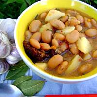 Zupa fasolowa z wędzonym boczkiem i odrobiną czosnku