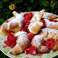 Drożdżowe rogaliki z malinami