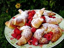 Fot. sylwiachmiel, Drożdżowe rogaliki z malinami