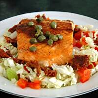 Pieczony łosoś na lekkiej sałatce warzywnej