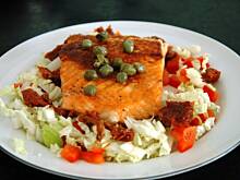 Fot. Gintruś, Pieczony łosoś na lekkiej sałatce warzywnej