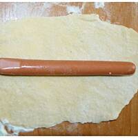 Drożdżowy zawijas z parówkami na ostro