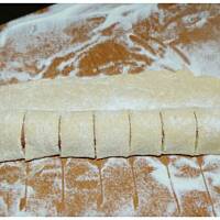 Drożdżowy zawijas z parówkami na ostro