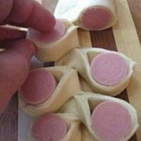 Drożdżowy zawijas z parówkami na ostro