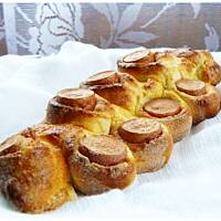 Drożdżowy zawijas z parówkami na ostro