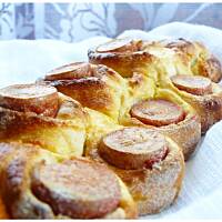 Drożdżowy zawijas z parówkami na ostro