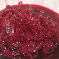 Czerwona kapusta kiszona w soku z ogórków