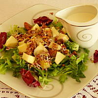 Kolorowa sałatka z kurczakiem, gruszką i kiełkami