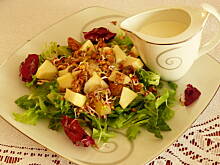 Fot. CattiBrie, Kolorowa sałatka z kurczakiem, gruszką i kiełkami