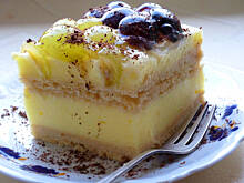 Fot. Mama - Różyczki, Ciasto budyniowe na herbatnikach z winogronami i galaretką