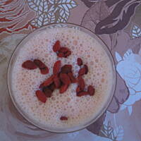 Koktajl z ananasa banana i owoców goji