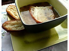 Fot. Brenia, Zupa cebulowa z grzankami