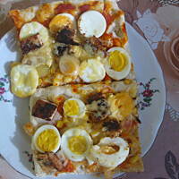 Pizza z kurczakiem z papirusa w ziołach prowansalskich z jajkiem i kukurydzą